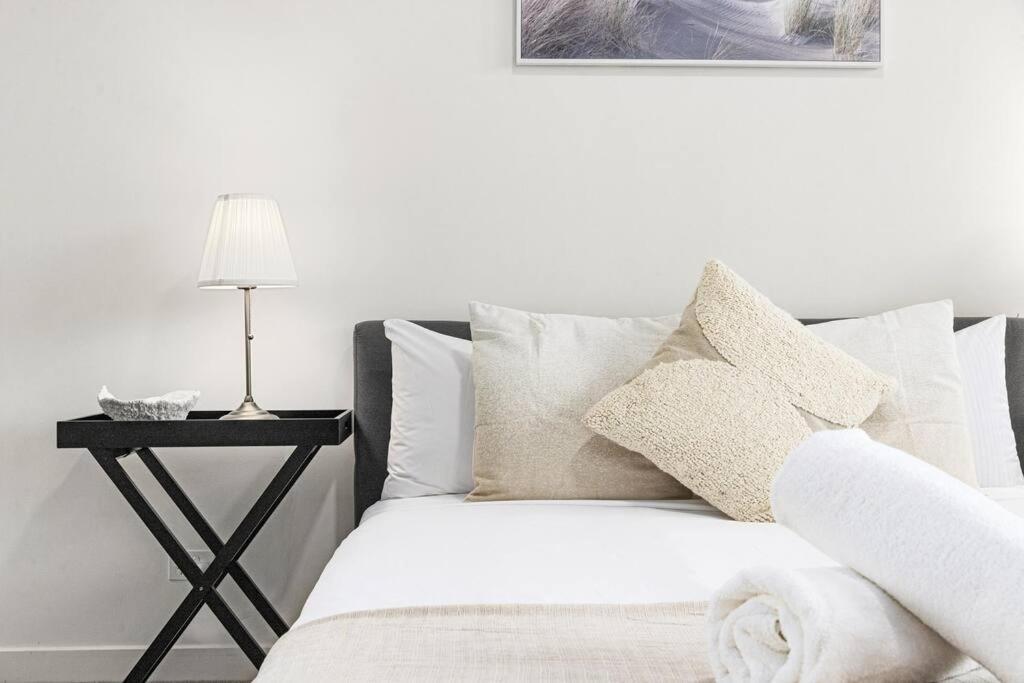 Two Beds Water & Bridge View 9th Lv Appartamento